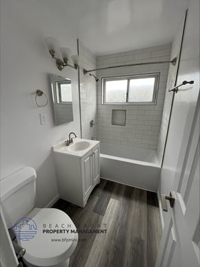 Hawthorne apartment for rent - a small bathroom with a toilet sink and bathtub